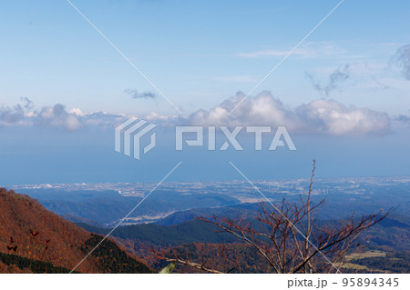 日本の鳥取県大山の美しい秋の風景 95894345