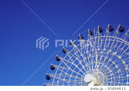 観覧車と青空									 95894613