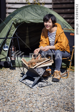 ソロキャンプを楽しむ女性 ソロキャンプを楽しむ女性 95894652