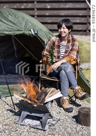 ソロキャンプでビールを飲む女性 95894672