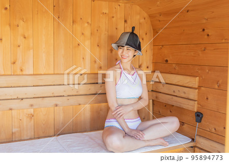サウナで整える女性　ととのう 95894773