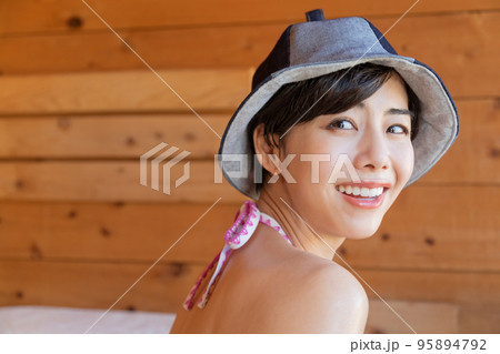 サウナで整える女性　ととのう 95894792