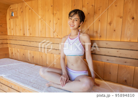 サウナで整える女性　ととのう 95894810