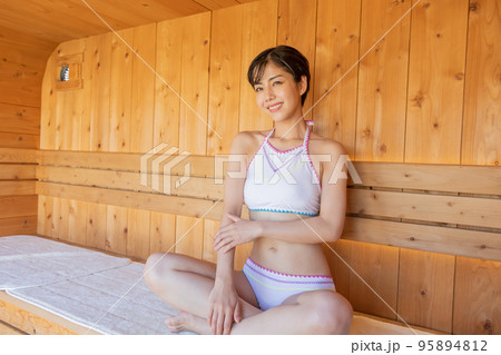 サウナで整える女性　ととのう 95894812