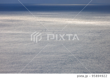 光る海を帆走する3隻のヨット 95894922