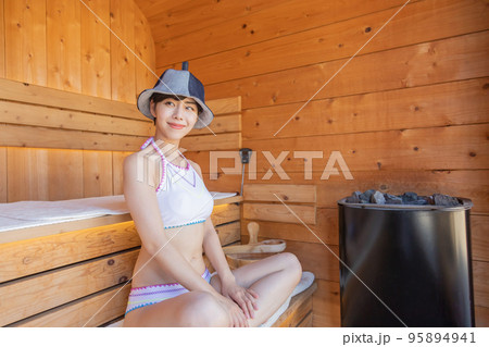 サウナで整える女性　ととのう 95894941