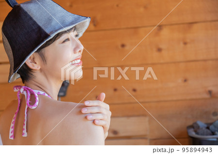 サウナで整える女性　ととのう 95894943