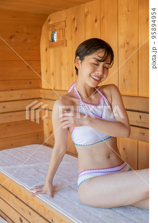 サウナで整える女性 ととのう サウナで整える女性 ととのう 95894954