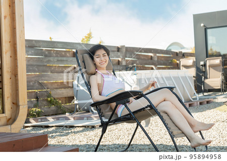 お家時間　自宅のプールで楽しむ女性 95894958