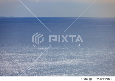 2隻の白い帆のヨットと海面の輝き 2隻の白い帆のヨットと海面の輝き 95894961