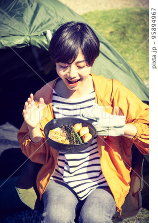 ソロキャンプ　鉄フライパン　焼肉 95894967