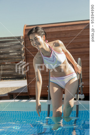 お家時間　自宅のプールで楽しむ女性 95894990