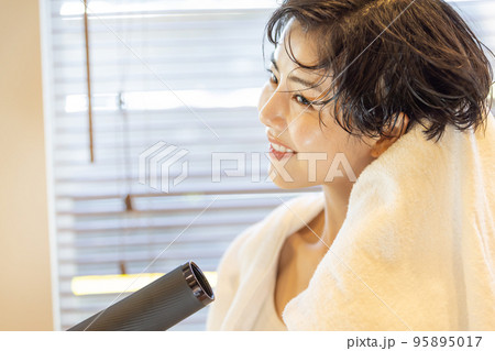 髪の毛を乾かす女性 95895017