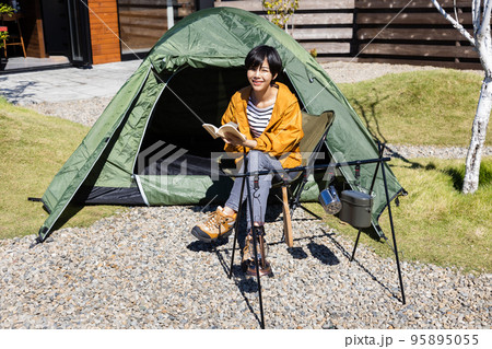 ソロキャンプ　読書 95895055