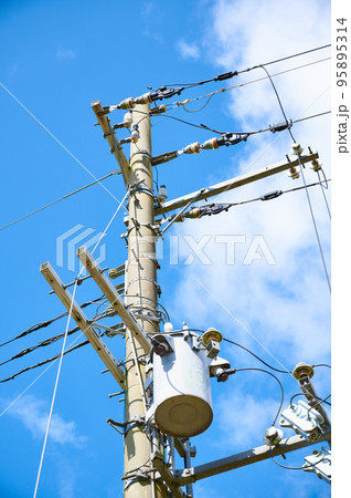 電柱 電線 碍子 電柱 電線 碍子 95895314