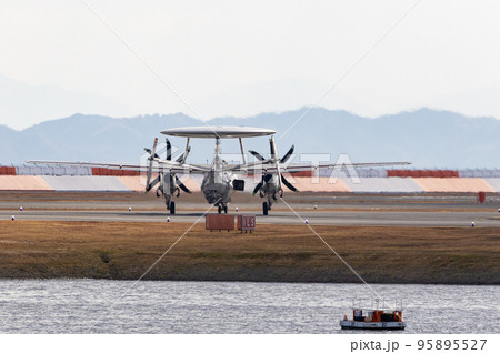 EOSR.山口岩国、警戒機はプロペラ機。 EOSR.山口岩国、警戒機はプロペラ機。 95895527