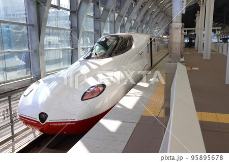 長崎駅に停車中の西九州新幹線N700S系 95895678