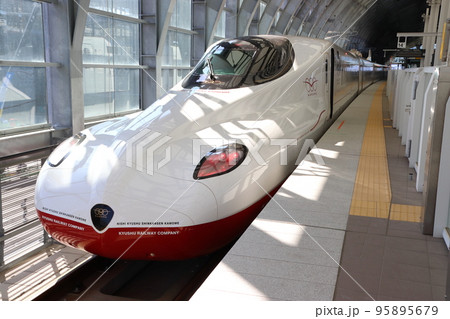 長崎駅に停車中の西九州新幹線N700S系 長崎駅に停車中の西九州新幹線N700S系 95895679