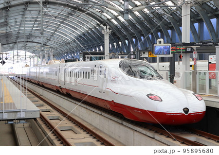 長崎駅に停車中の西九州新幹線N700S系 長崎駅に停車中の西九州新幹線N700S系 95895680