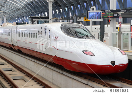 長崎駅に停車中の西九州新幹線N700S系 95895681