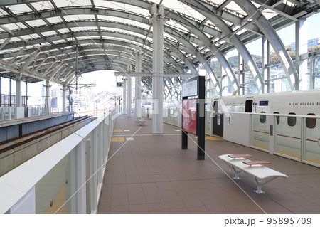 長崎駅に停車中の西九州新幹線N700S系 長崎駅に停車中の西九州新幹線N700S系 95895709