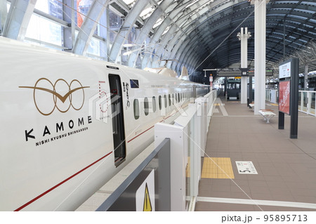 長崎駅に停車中の西九州新幹線N700S系 95895713