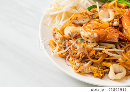 Pad Thai Seafood - Stir fried noodles with shrimps, squid or octopus and tofu 95895911