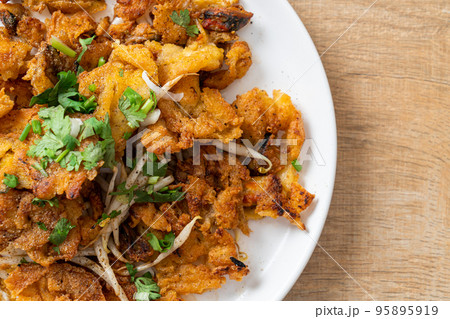 Crispy fried mussel pancake with egg 95895919