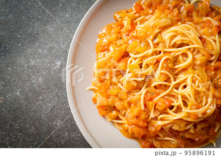 spaghetti pasta with creamy tomato sauce 95896191