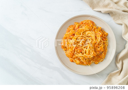 spaghetti pasta with creamy tomato sauce 95896208