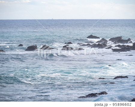 海岸の岩場と白波。 95896602