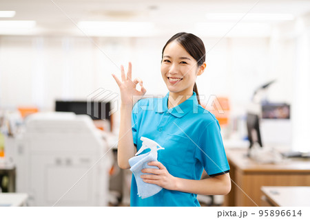 若い女性清掃員（OKポーズ） 95896614