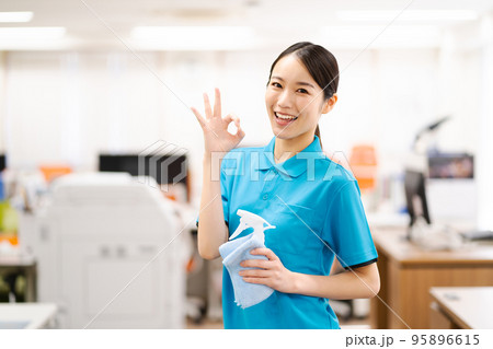 若い女性清掃員(OKポーズ) 若い女性清掃員(OKポーズ) 95896615