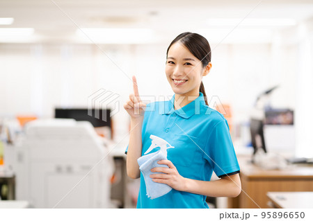 若い女性清掃員（指さしポーズ） 95896650