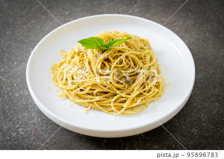 pesto spaghetti pasta - vegetarian food pesto spaghetti pasta - vegetarian food 95896783