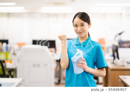 若い女性清掃員（ガッツポーズ） 95896907