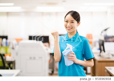 若い女性清掃員（ガッツポーズ） 95896908