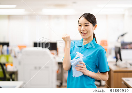 若い女性清掃員（ガッツポーズ） 95896910