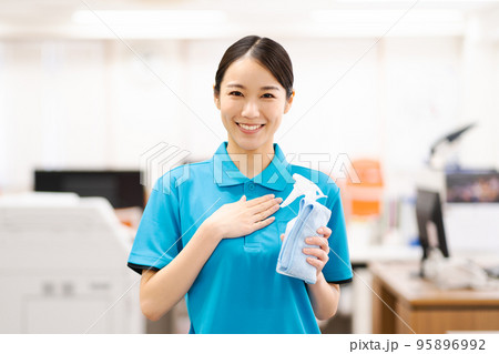 若い女性清掃員(安心) 若い女性清掃員(安心) 95896992