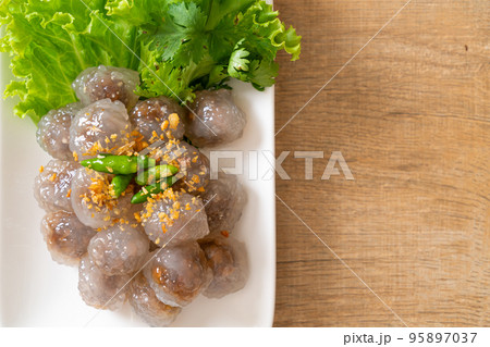 Steamed Tapioca Dumplings with Pork 95897037