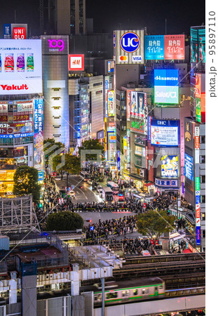 日本の東京都市景観 ハロ本番。渋谷ハロウィン。“名物”ロープ誘導…脅威の人出＝31日、18時過ぎ 95897110