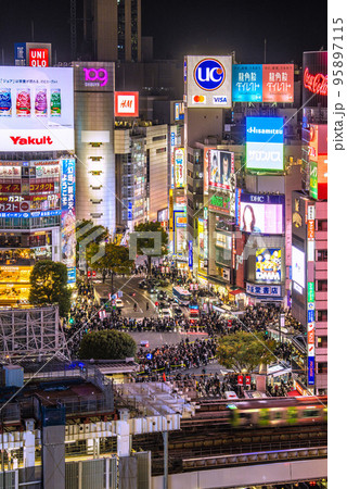 日本の東京都市景観 ハロ本番。渋谷ハロウィン。“名物”ロープ誘導…脅威の人出=31日、18時過ぎ 日本の東京都市景観 ハロ本番。渋谷ハロウィン。“名物”ロープ誘導…脅威の人出=31日、18時過ぎ 95897115