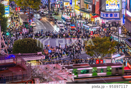 日本の東京都市景観 ハロ本番。渋谷ハロウィン。“名物”ロープ誘導…脅威の人出＝31日、18時過ぎ 95897117