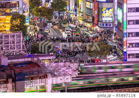 日本の東京都市景観 ハロ本番。渋谷ハロウィン。“名物”ロープ誘導…脅威の人出＝31日、18時過ぎ 95897118