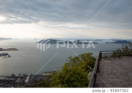 屋島山上からの女木島 95897362