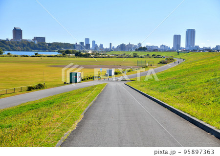 北総線江戸川橋梁付近より江戸川下流方向(和洋女子大、市川駅方面)を望む(東京都江戸川区)【2022】 95897363