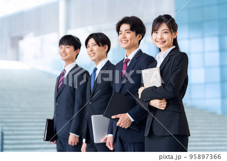 オフィス　男女　ビジネス　就職活動　新入社員 95897366