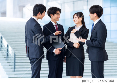オフィス　男女　ビジネス　就職活動　新入社員 95897368