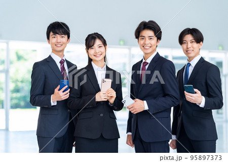 オフィス　男女　スマホ　ビジネス　就職活動　新入社員 95897373
