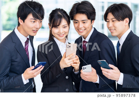 オフィス 男女 スマホ ビジネス 就職活動 新入社員 オフィス 男女 スマホ ビジネス 就職活動 新入社員 95897378